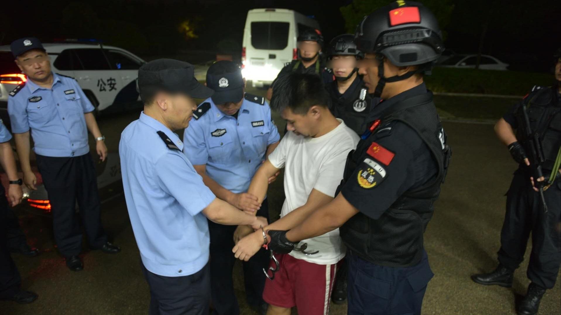 小孩姐戴三道杠走路的气质好帅呀