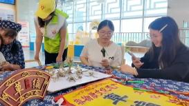 缅甸总统敏昂莱向人民英雄纪念碑敬献花圈