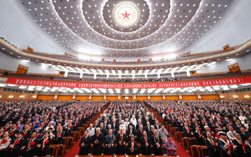 西安一轿车失控撞上公交站台